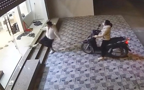 Cô gái la hét um sùm khi thấy chuột
