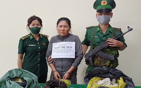 Bắt hai phụ nữ mang nửa tạ thuốc nổ cùng 100 kíp nổ đi bán