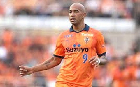 Tiền đạo Brazil ghi siêu phẩm kinh ngạc từ giữa sân ở J-League