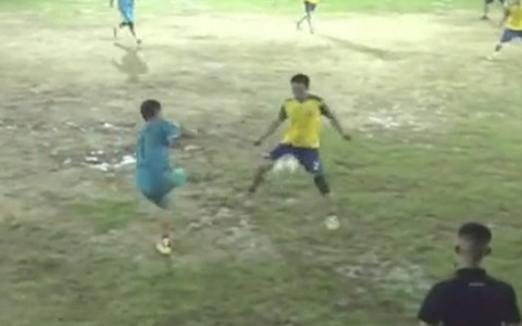 Chàng trai nhăn nhó khi bị đối phương sút bóng trúng chỗ hiểm