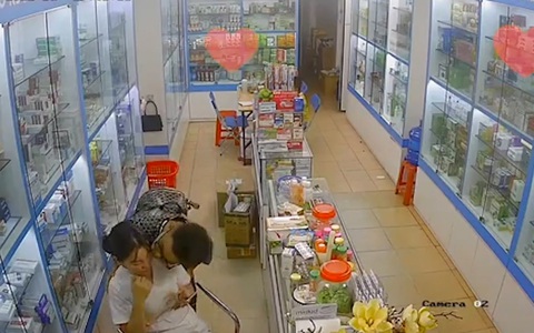 Con trai ôm hôn mẹ trước khi đi học