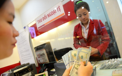 Điều gì đẩy giá USD ngân hàng liên tục phá đỉnh, tỉ giá dậy sóng?