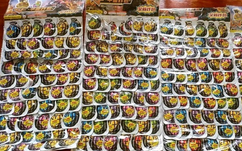 ‘Bom thối’ tràn lan trước cổng trường, công an ra cảnh báo khẩn