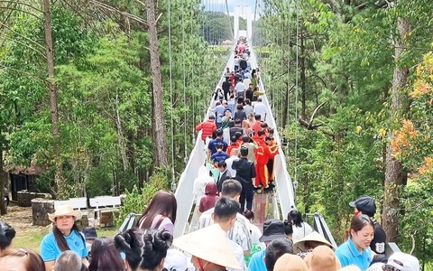 Chen chúc trên cầu kính Thung lũng Tình Yêu Đà Lạt, nhiều người nghi ngại về an toàn