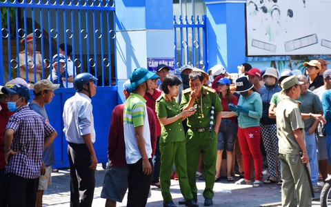 Nhiều học sinh Nha Trang có biểu hiện ngộ độc sau ăn cơm gà, một em tử vong tại bệnh viện