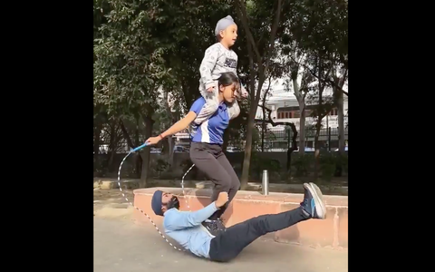 Màn nhảy dây bằng mông đầy áp lực