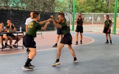 Hai thanh niên ẻo lả đánh nhau kiểu không khí