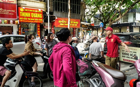 Vàng nhẫn 'cháy hàng', người dân Hà Nội ngậm ngùi ra về