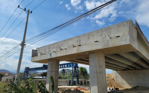 Cao tốc Vân Phong - Nha Trang 'vướng' nhiều trụ điện cao thế, hạ tầng kỹ thuật