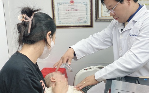 Bé 5 tháng tuổi da bong tróc, chảy dịch vì cha mẹ chủ quan