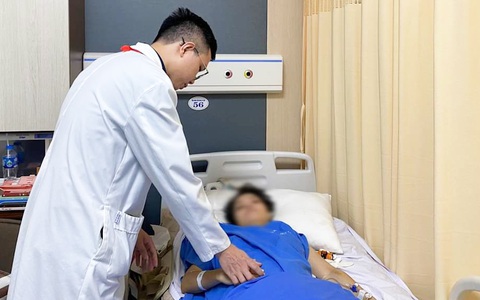Nữ bác sĩ trẻ có thể phải ngồi xe lăn suốt đời sau tai nạn quái ác ở quán cà phê tại Hà Nội