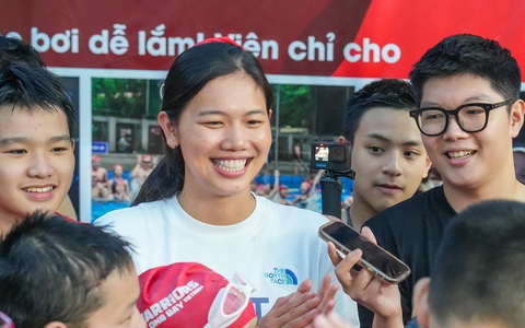 Ánh Viên dạy bơi cho trẻ em Hà Nội sau khi hủy trận 'thủy chiến' sông Hồng