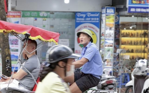 Sao Hàn giao báo, bán cá, hát rong, trải nghiệm cuộc sống 'người thường'