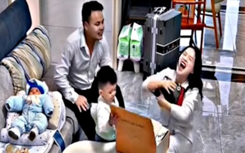 Vợ sung sướng khi chồng tặng chiếc túi xách