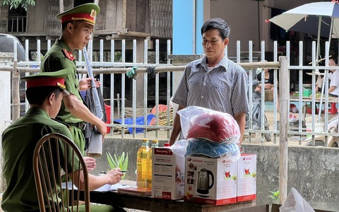 Giao nộp súng, người dân ở vùng cao Thanh Hóa được nhận quà