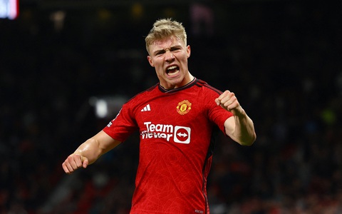 Man United giúp Chelsea vượt lên ở cuộc đua giành vé Europa League