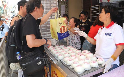 Độc đáo lễ hội bánh bao, cướp bánh cầu phước lành