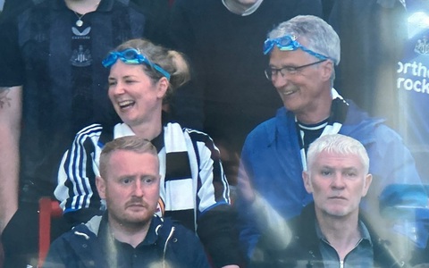 CĐV Newcastle mang kính bơi đến sân Old Trafford