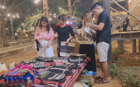 Góc nhìn trưa nay | Độc đáo chợ phiên Măng Đen