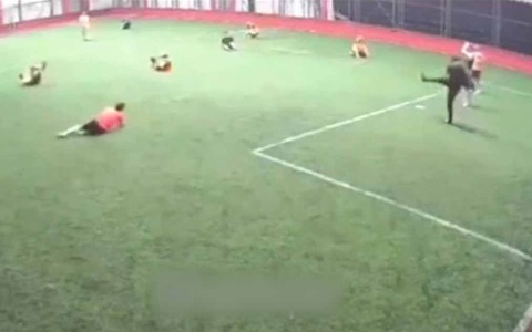 Đồng đội gục ngã trước pha phát bóng phản lưới nhà của thủ môn