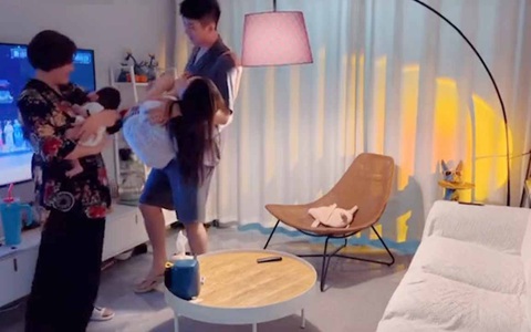 Vợ được chồng bế ru như em bé