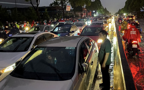 Đường lớn Phạm Văn Đồng ngập cả đoạn, hàng ngàn xe 'chết đứng'