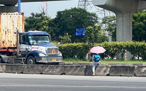 Leo dải phân cách băng qua đường, nhiều người đang đùa  với 'tử thần'