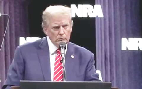 Vì sao ông Trump có 30 giây 'đứng hình', chỉ lắc đầu, mím môi khi đứng trên bục?