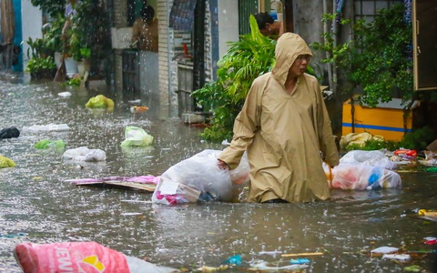Người dân hô hoán nhau móc cống 'giải cứu' hẻm Chu Văn An ngập rác