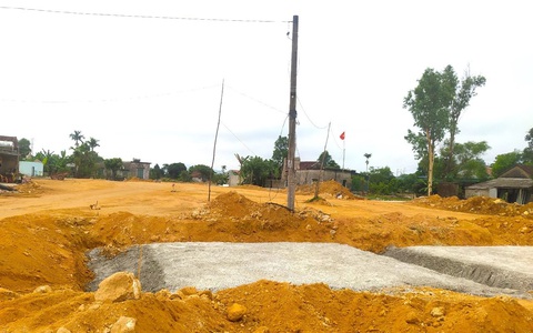 Thi công 'nhảy cóc' vì cao tốc Bắc - Nam vướng nhiều cột điện