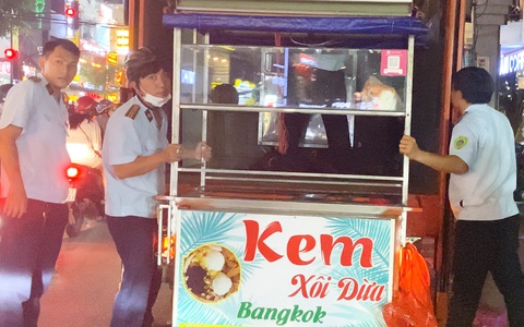 Xử lý hàng loạt điểm hàng rong lấn chiếm lòng lề đường ở quận Bình Thạnh
