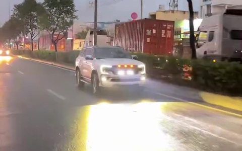 Cảnh sát giao thông TP.HCM xử lý tài xế lái ô tô lắp đèn như 'sân khấu di động'