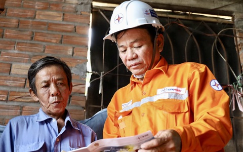 Điện lực TP.HCM tới tận nhà cải tạo hệ thống điện cũ cho dân