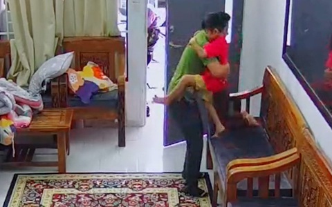 Bố đi làm về giả vờ giật mình để hai con vui