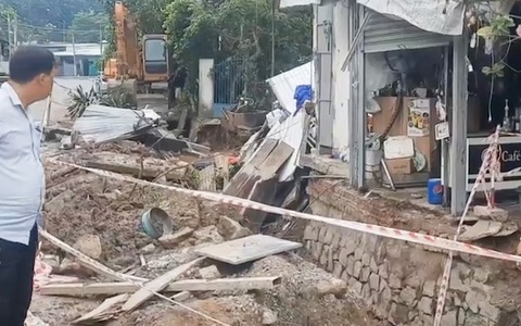 Sập tường nhà dân, một bà cụ rơi xuống mương bị thương tích nặng