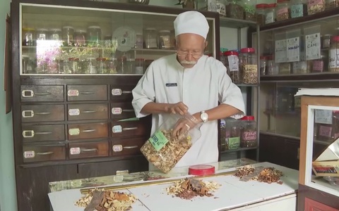 Góc nhìn trưa nay | Lương y trồng dược liệu chữa bệnh cho người nghèo