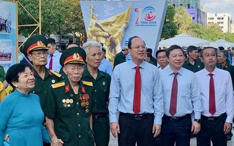 Tái hiện chiến thắng Điện Biên Phủ 'chấn động địa cầu' qua ảnh trưng bày trên đường Nguyễn Huệ