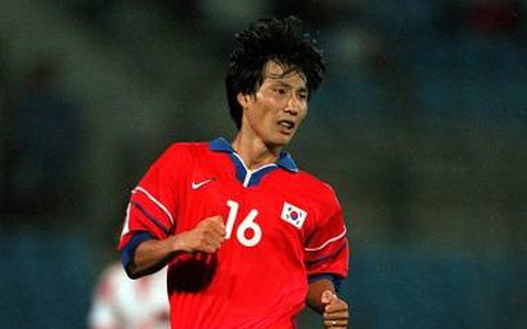 Video: HLV Kim Sang Sik nhận thẻ đỏ khi ông Park đối đầu Philippe Troussier