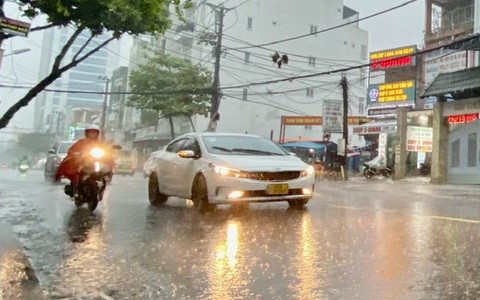 Sau nắng nóng lịch sử, miền Trung đón mưa lớn, cẩn thận dông sét