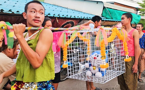 Vì sao một ngôi làng ở Thái 'nhờ' mèo máy Doraemon cầu mưa?