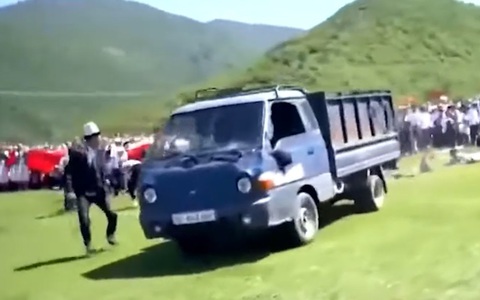 Khoảnh khắc chiếc xe tải bất ngờ lao dốc, tông nhiều người tại lễ hội văn hóa