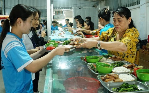 Thầy cô nấu ăn giúp học sinh ôn thi tại trường