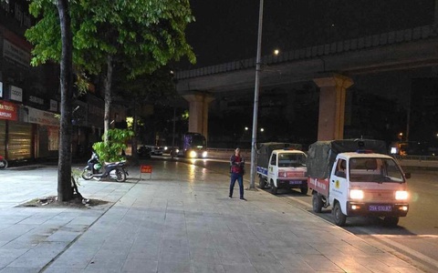 Thi thể trẻ sơ sinh trong túi ni lông, treo trên thân cây giữa phố Hà Nội