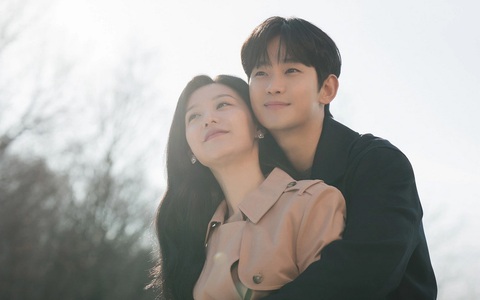 Kim Soo Hyun lộ hint hẹn hò Kim Ji Won