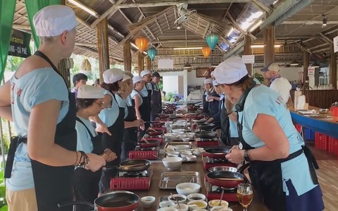 Góc nhìn trưa nay | Khách Tây kho thịt, rán trứng, nấu canh tặng người khó khăn