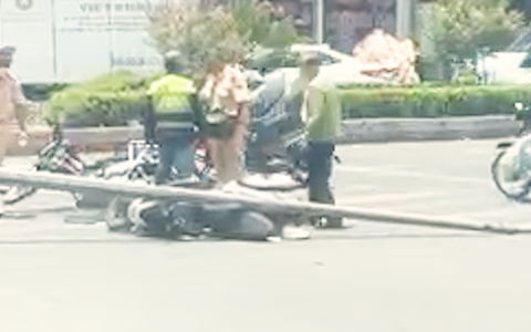 Trụ đèn trên cầu vượt ở quận 12 ngã đè người đi xe máy
