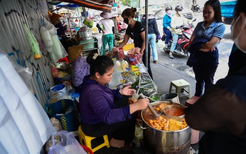 Thức ăn đường phố, hàng rong: Thấy thì 'dơ dơ' nhưng cứ tặc lưỡi cho qua