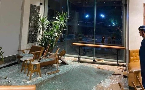 Mưa dông bật kính ở quán cà phê làm nữ bác sĩ bị thương nặng ở Hà Nội
