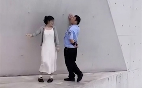 Bác bảo vệ làm mẫu hướng dẫn cô gái tạo dáng chụp hình