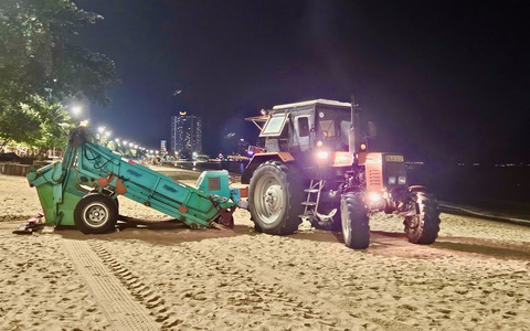 Công nhân cải tiến xe sàng cát làm sạch bãi biển Nha Trang